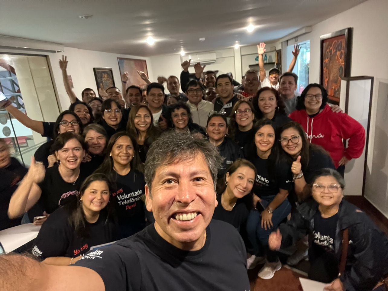 Pedro Cortez junto al equipo de Telefónica durante una jornada de trabajo en equipo
