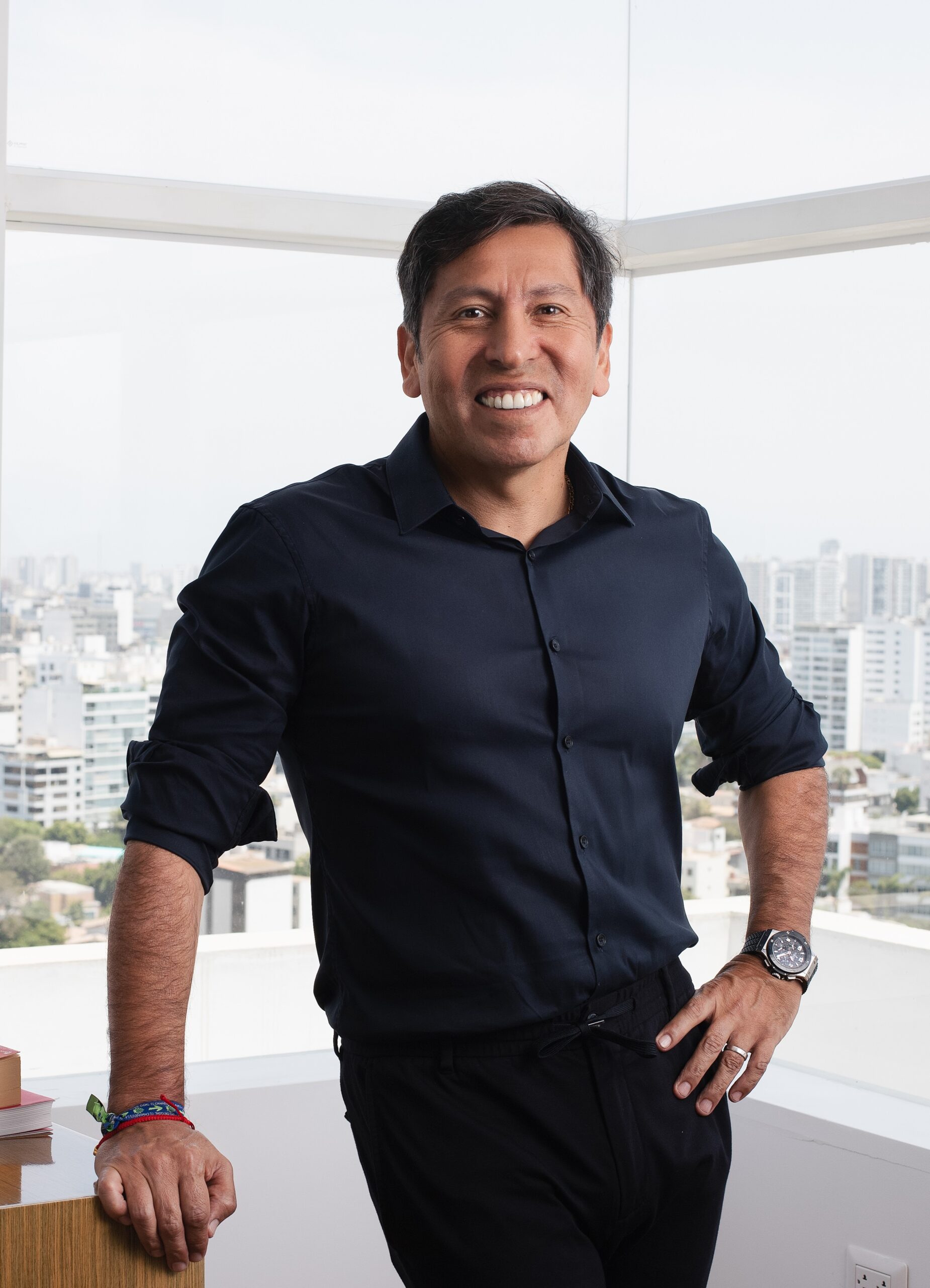 Pedro Cortez en su oficina con una pose profesional, representante de su visión en transformación empresarial